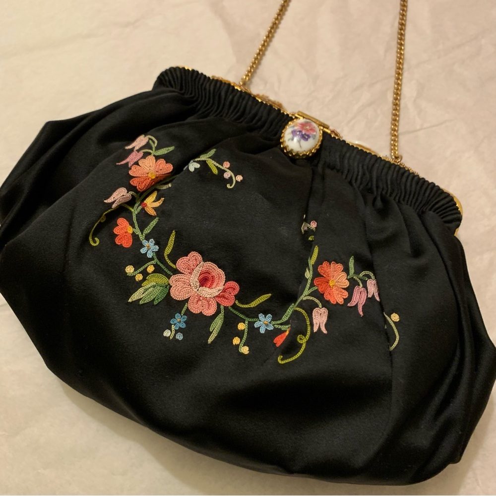 Vintage embroidered Herve! Paris bag 💐